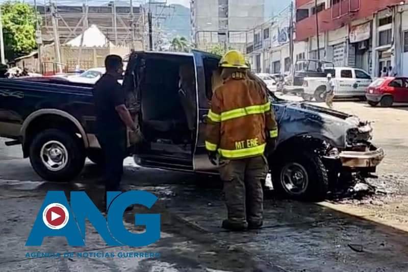 Incendio destruye camioneta en la avenida Constituyentes de Acapulco