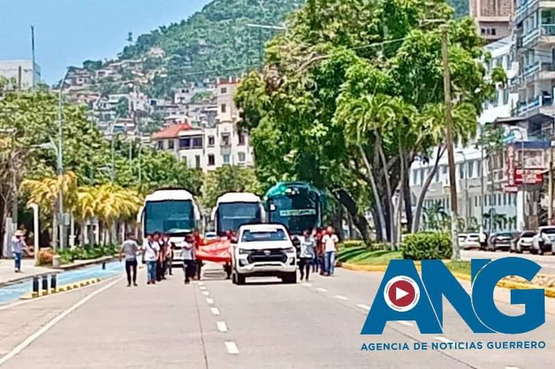 Estudiantes de Ayotzinapa protestan y marchan en Acapulco para exigir al Gobierno Federal justicia