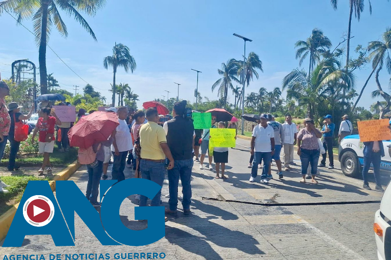 Con bloqueo; vecinos del fraccionamiento Rinconada en Acapulco exigen reparación de drenaje