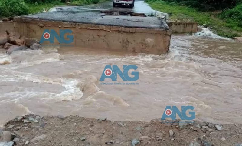 Dejan intensas lluvias damnificados a pobladores del Naranjo, en el municipio de Coahuayutla