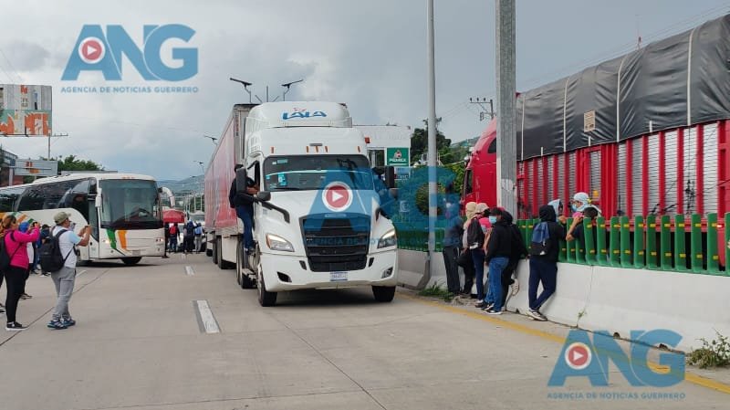 Saqu3an estudiantes de Ayotzinapa productos de empresas trasnacionales en el Parador del Marqués en Chilpancingo