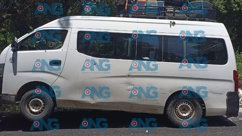 Atacan una urvan del transporte público en una comunidad de #Atoyac