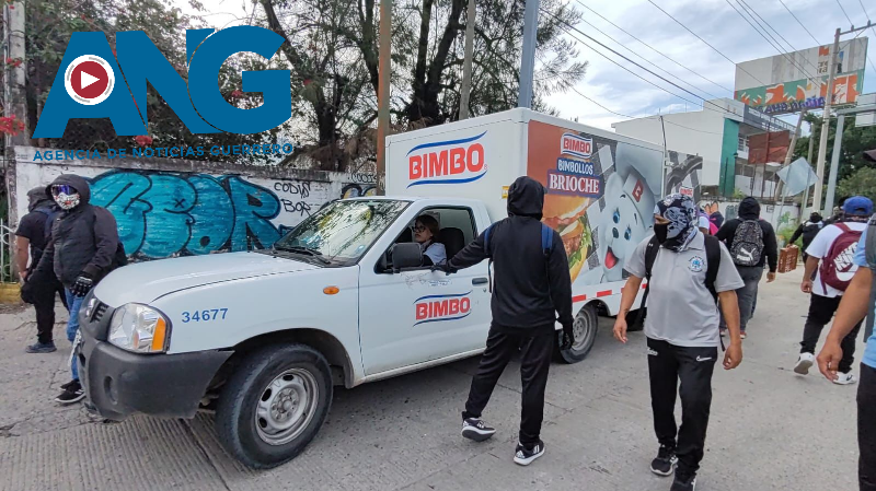 Rob@n productos de camionetas de Bimbo en Chilpancingo: Pseudoestudiantes de Ayotzinapa involucrados