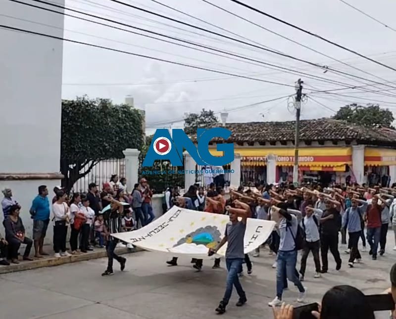 Ciudadanos de Tixtla muestran su rechaz0 a estudiantes de Ayotzinapa durante desfile cívico