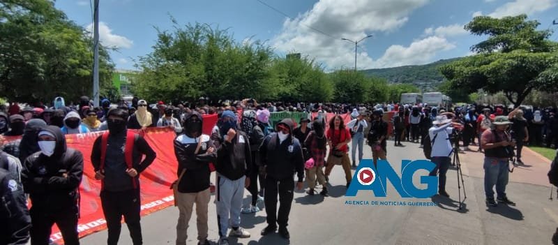 Vandalizan estudiantes de Ayotzinapa, cuartel militar en Iguala