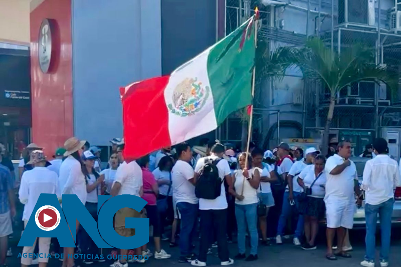 Marcha estudiantes y litigantes en defensa del Poder Judicial en Acapulco