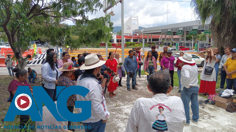 Bloquea Gubernatura Nacional Indígena de Guerrero caseta de peaje Palo Blanco