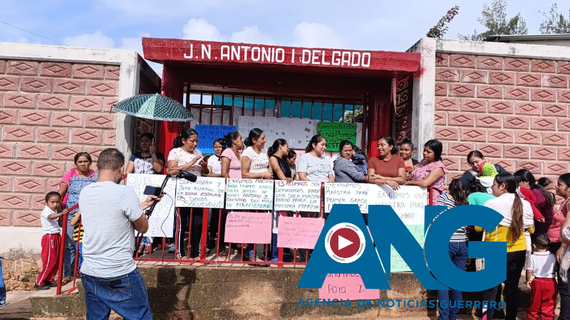 Padres de familia del Jardín de Niños Antonio I. Delgado exigen maestros en Ahuacuotzingo