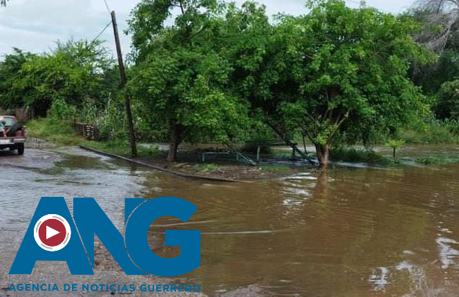 Suspenden clases por inundaciones debido a fuertes lluvias en Ajuchitlán del Progreso, en la región Tierra Caliente