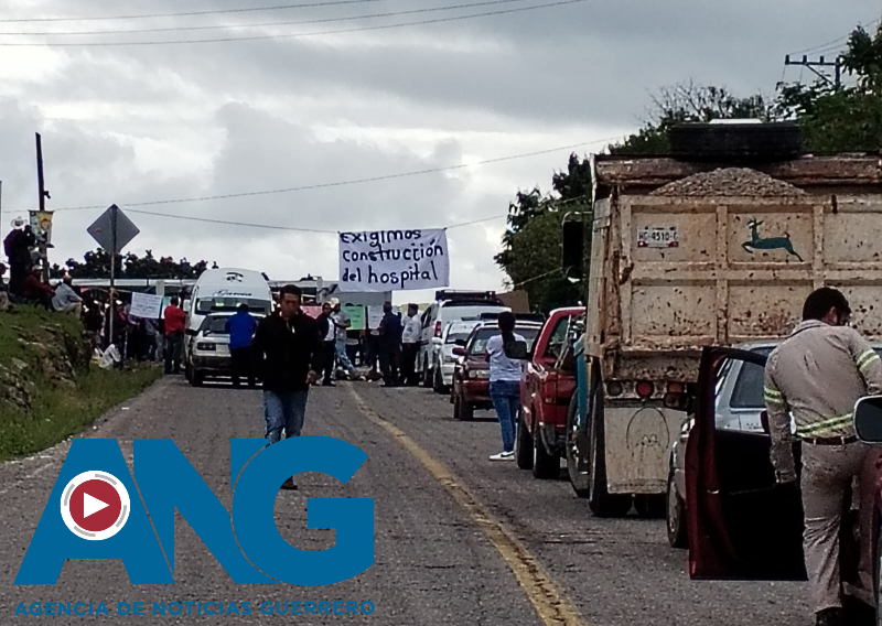 Bloqueo en la carretera Tlapa-Chilapa: Habitantes de Atlixtac exigen la construcción de un hospital