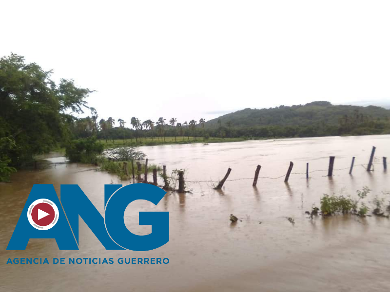 Lluvias intensas dejan incomunicada a la playa El Carrizal en Tecpan de Galeana