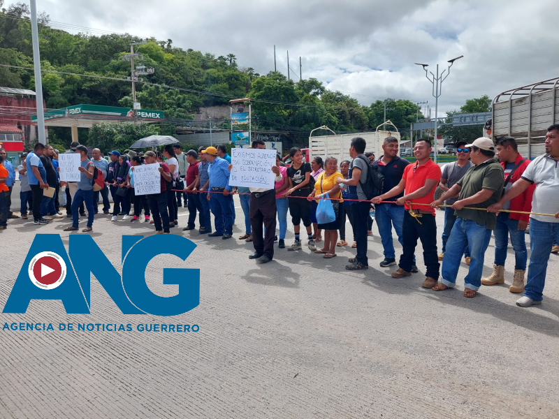 Bloqueo en el Parador del Marqués por pobladores de Santa Cruz del Rincón