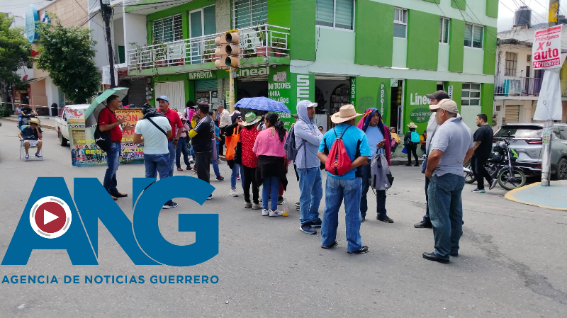 Bloquean trabajadores de la CETEG avenida Juan N Álvarez por adeudos en horas a docentes: piden la destitución de subsecretarios
