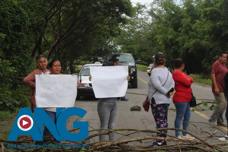 Bloqueo en Chilpancingo: Maestros exigen asignación de profesores y presencia del Secretario de Educación