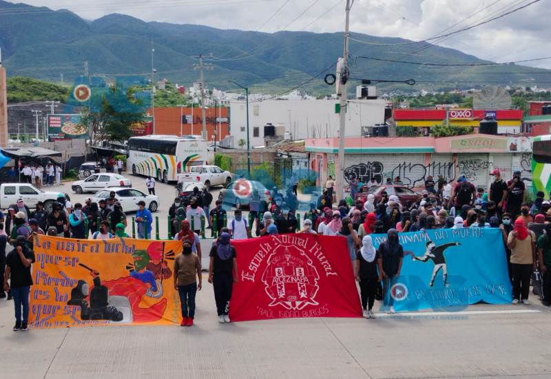 Estudiantes de Ayotzinapa bloquean la autopista del Sol en conmemoración de Jorge Alexis y Gabriel Echeverría compañeros asesinados en 2011