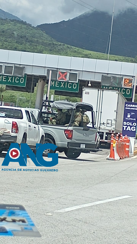 Bloqueo en la Pista a la Altura del Parador del Márquez por Normalistas de Ayotzinapa