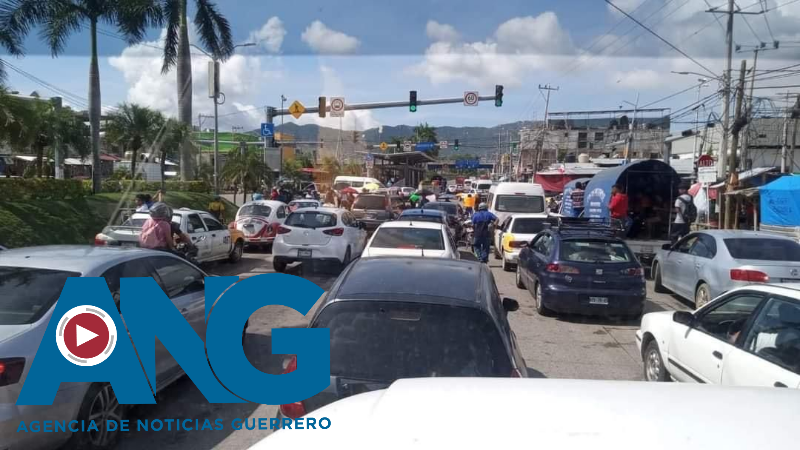 Bloqueo en el Bulevar Vicente Guerrero por Padres de Familia que Exigen Maestros en Acapulco
