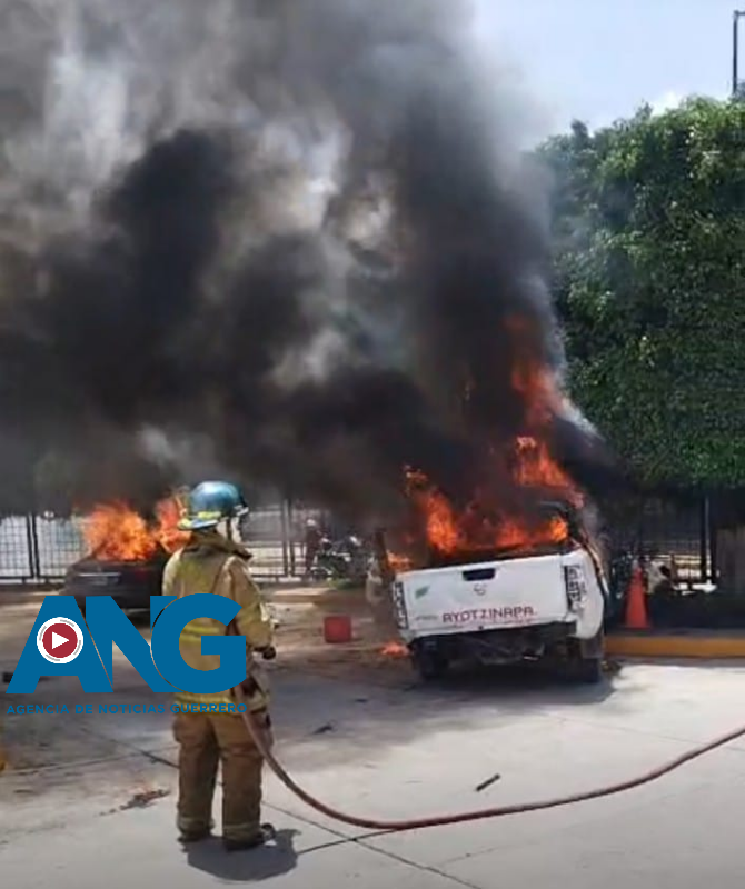 Normalistas de Ayotzinapa vandalizan Congreso del Estado en Chilpancingo: incendian vehículos y lanzan explosivos