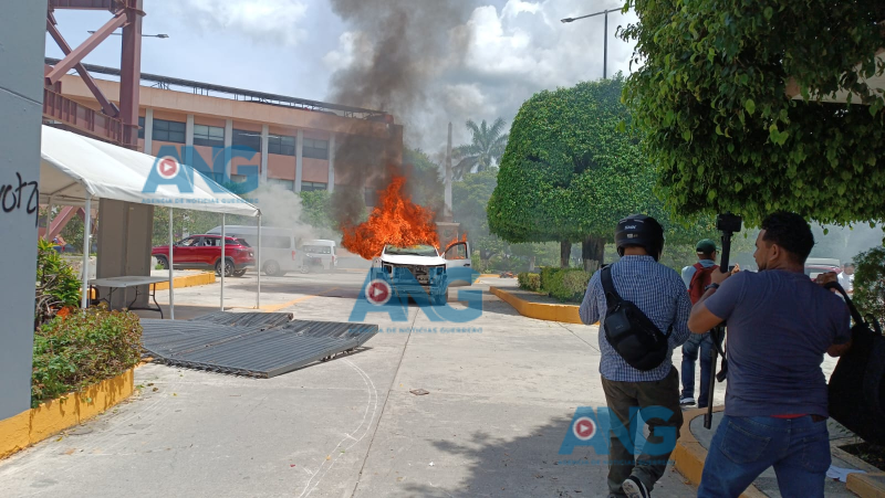 Diez vehículos fueron vandalizado0s por estudiantes de Ayotzinapa en el Congreso local