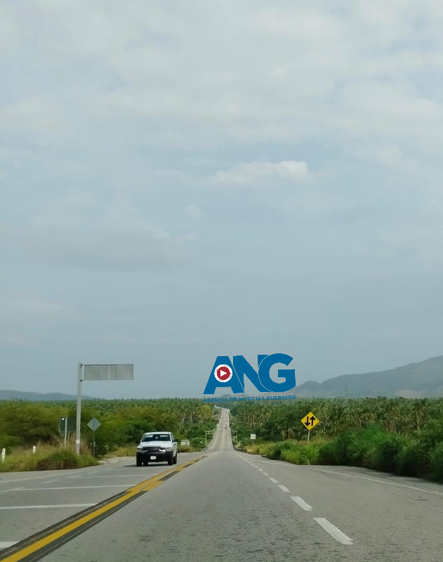 Grav3 motociclista que chocó contra un camión en Atoyac, en la Costa Grande de Guerrero
