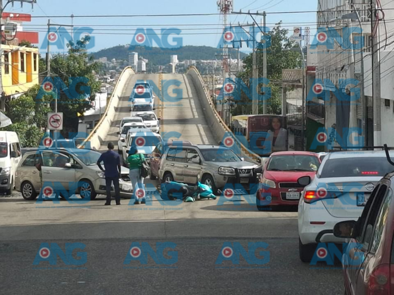 Choqu3 entre vehículo particular y motociclista en la avenida Constituyentes, Acapulco