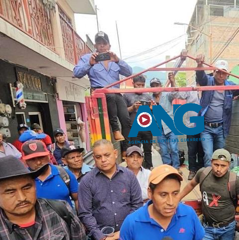 Protesta en Chilpancingo: Padres de familia y maestros de Acatepec exigen asignación de docentes en telesecundarias