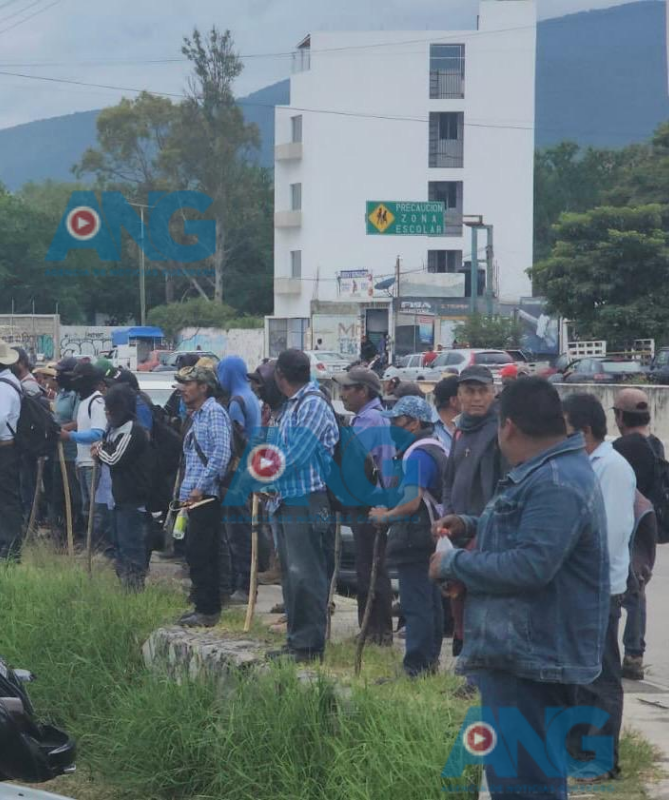 Pobladores de más de 68 comunidades de Chilapa toman la FGR en Chilpancingo para exigir la liberación de ex comisario
