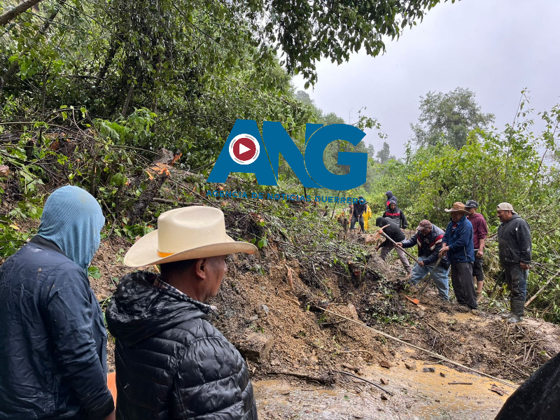 Caminos bloqueados por derrumbe de cerros en Tixtla