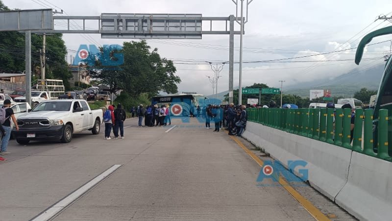 Bloquean más de dos horas la carretera federal México-Acapulco, en el Parador del Marqués alumnos de Ayotzinapa
