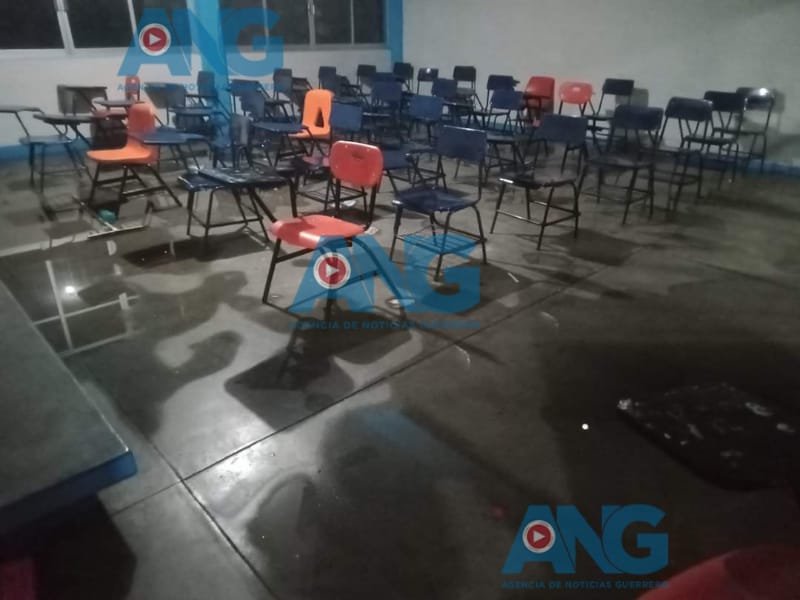 Lluvias causan inundaciones en secundaria de Tecpán