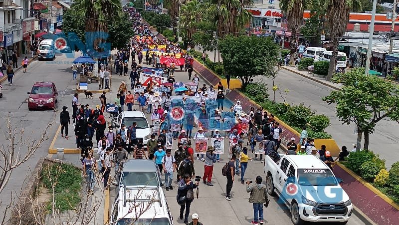 Estudiantes y padres de los 43 normalistas desaparecidos de Ayotzinapa realizan mega marcha en Chilpancingo