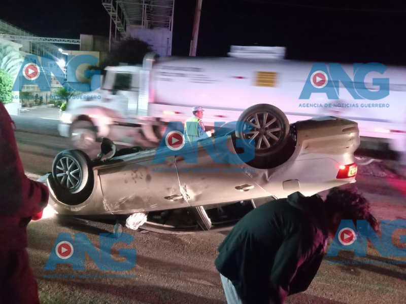 Dos adultos y un menor volcar0n en un auto en la carretera Chilpancingo-Petaquillas