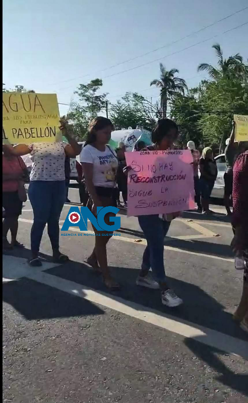 Bloqueo de carretera en Copala: Vecinos exigen apoyo tras los daños causados por el huracán John