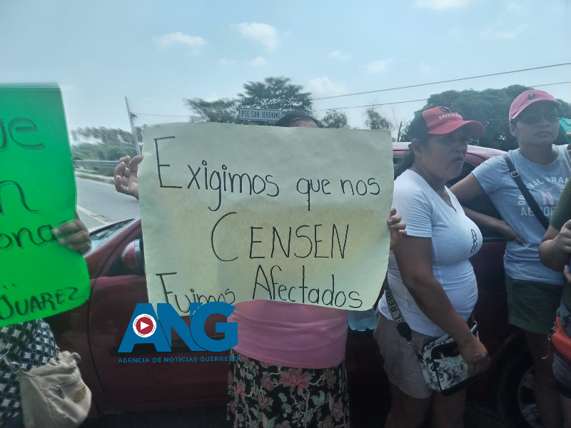 Damnificados por el huracán «John» bloquean carretera Acapulco-Zihuatanejo exigiendo ser censados