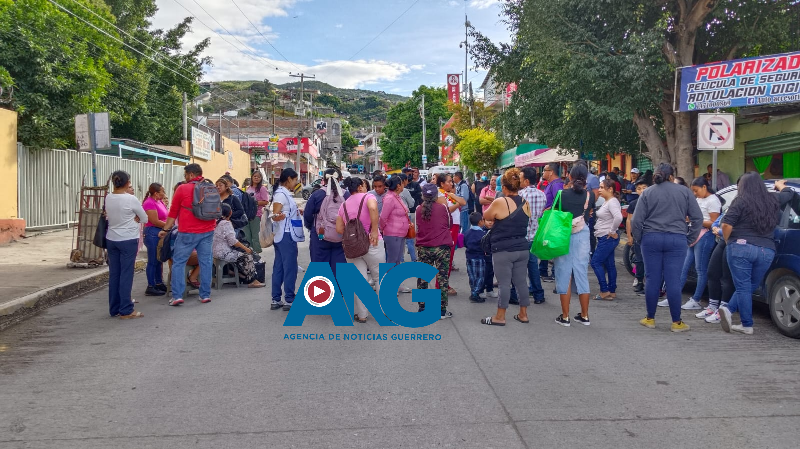 Padres de familia de la escuela primaria José Marti en Chilpancingo exigen la destitución de una maestra