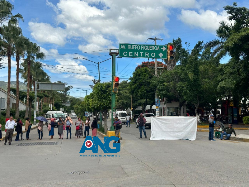 Bloqueos por trabajadores de la CETEG exigen la asignación de una trabajadora administrativa en la secundaria 15 de Mayo