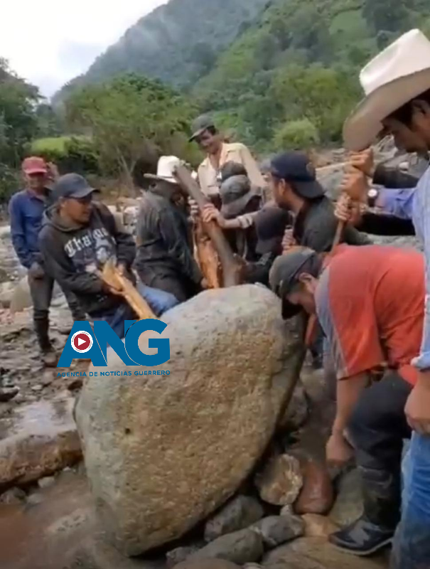 Habitantes de Comunidades de Heliodoro Castillo Trabajan Incansablemente para Restablecer Caminos, pero Urgen Apoyo Gubernamental
