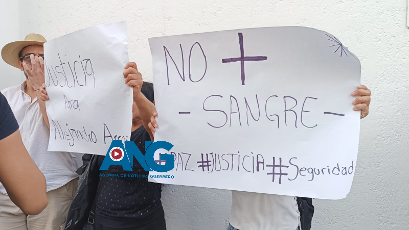 Llegan a funeral ciudadanos a pedir que la FGE resuelva ases!nato del alcalde Alejandro Arcos