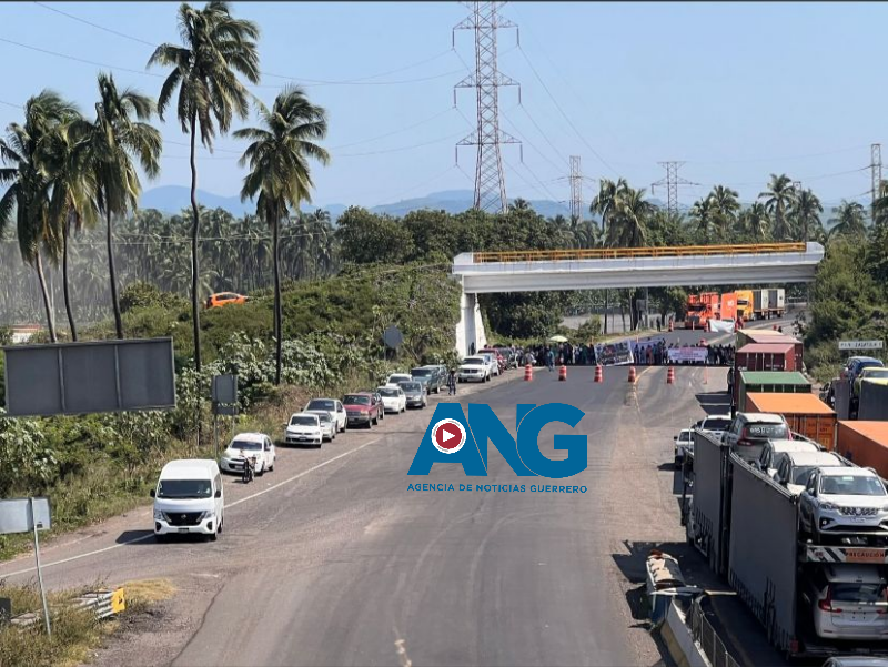Bloquean la Autopista Siglo XXI entre La Unión y Lázaro Cárdenas