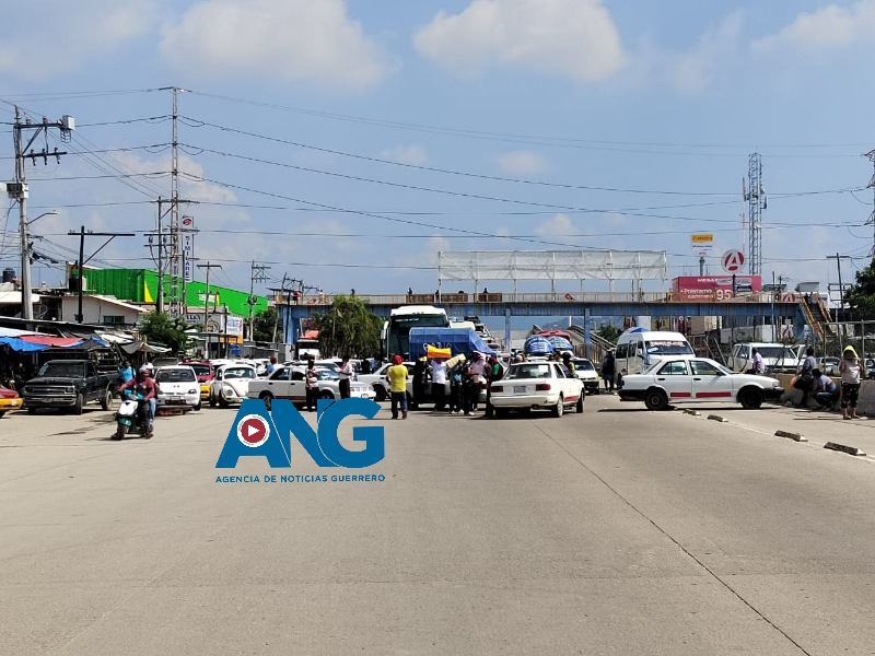 Taxistas de Rutas Alimentadoras Bloquean el Bulevar Vicente Guerrero de Acapulco para Exigir Seguridad