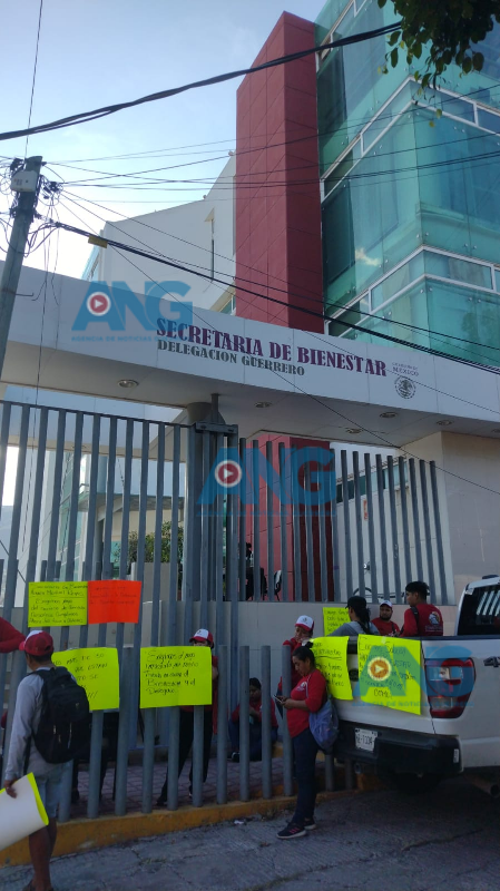 Trabajadores exigen pagos atrasados por servicios brindados a la Secretaría de Bienestar en Guerrero
