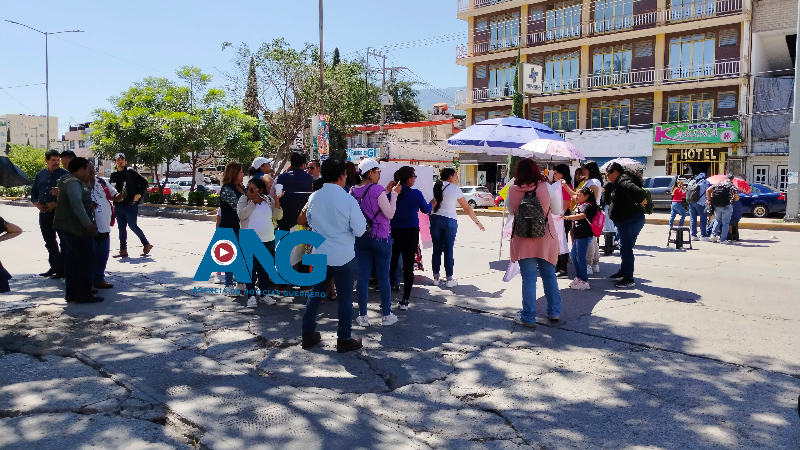 Padres de familia bloquean Av. Insurgentes exigiendo la destitución de una maestra en la escuela primaria José Martí en #Chilpancingo