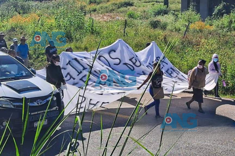 Continúan retenidos funcionarios del estado y el diputado Pánfilo Sánchez y bloquean carretera en Atlixtac en demanda de un hospital
