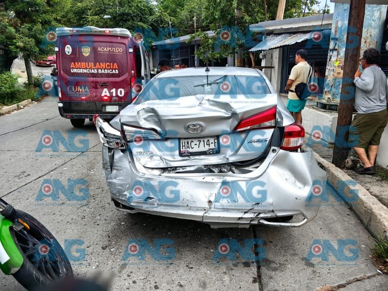 Accidente en Acapulco: chofer de taxi queda prensad0 tras chocar contra vehículo