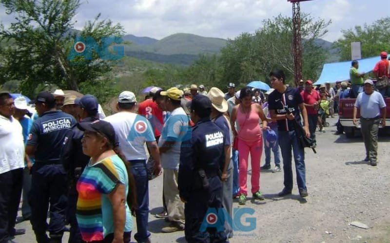 Bloquean habitantes de Apango la carretera hacia Tixtla por fallas de la CFE
