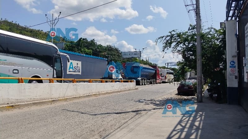 Bloquean Integrantes del Frente Estatal de Preparatorias Populares la autopista del sol en #Chilpancingo para exigir reconocimiento laboral