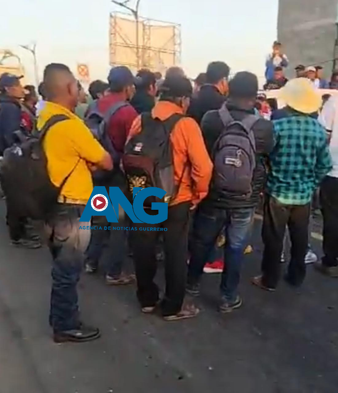 Madres y padres bloquean el puente de Marquelia para exigir maestros en la #Costa Chica