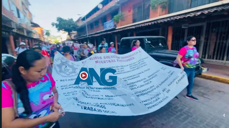 Toman maestros las calles de #Zihuatanejo en protesta por adeudos y desatención educativa