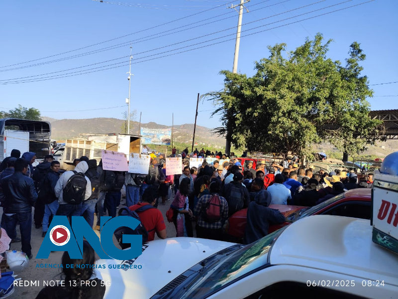 Maestros de telesecundarias bloquean carreteras en #Tlapa; exigen reposición de docentes