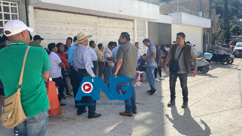 Trabajadores de Ayotzinapa protestan frente a las oficinas de la SEG en #Chilpancingo exigen el pago de estímulo de antigüedad